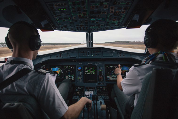 Imaginea articolului Aterizare de URGENŢĂ, după ce un pilot a vărsat cafea pe panoul de control al avionului/ SUTE de oameni se aflau la bord
