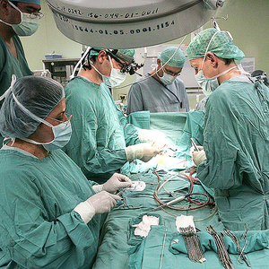 Imaginea articolului Studiu: Stenturile şi operaţiile de bypass oferă beneficii limitate pentru bolnavii de inimă