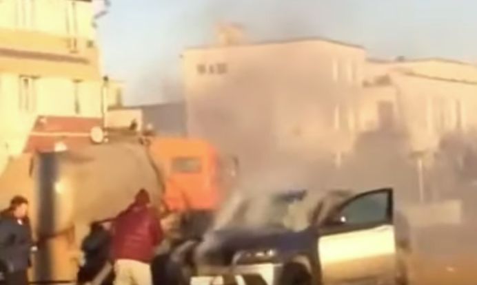 Imaginea articolului VIDEO | Soluţie neobişnuită. Un BMW în flăcări a fost stins cu... vidanja