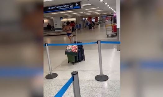 Imaginea articolului VIDEO. Un nou incident „Florida”: O femeie s-a dezbrăcat în zona de ridicare a bagajelor de pe un mare aeroport