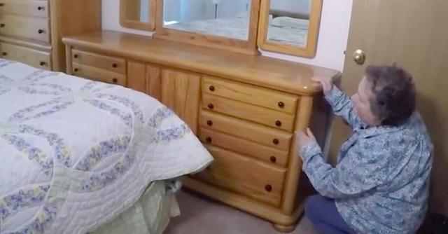 Imaginea articolului O femeie a cumpărat mobilier de dormitor pe mărunţiş. Într-un compartiment secret a dat peste o mică avere | VIDEO