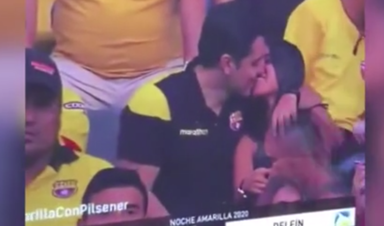 Imaginea articolului VIDEO: Momentul hazliu când un amorez, aparent infidel, se face că nu o cunoaşte pe tânăra cu care este, atunci când este surpins de un „kiss cam”
