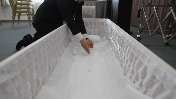 Imaginea articolului A apărut kit-ul funerar low-cost, pe stil Ikea. Lista obiectelor incluse | VIDEO