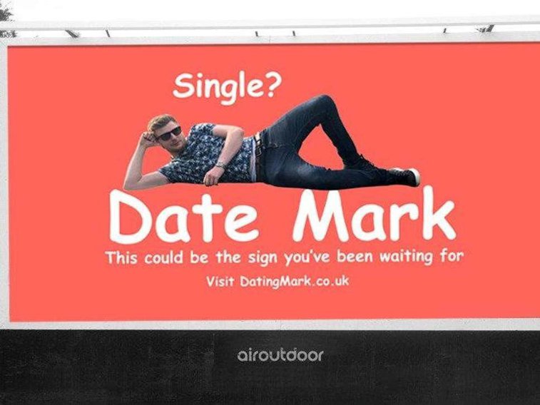 Imaginea articolului Un bărbat singur a cumpărat un panou publicitar pentru a-şi găsi iubită. Rezultatul neaşteptat al demersului