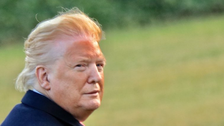 Imaginea articolului Val de glume pe seama lui Donald Trump, din cauza unei poze în care faţa lui are o culoare neobişnuită. FOTO