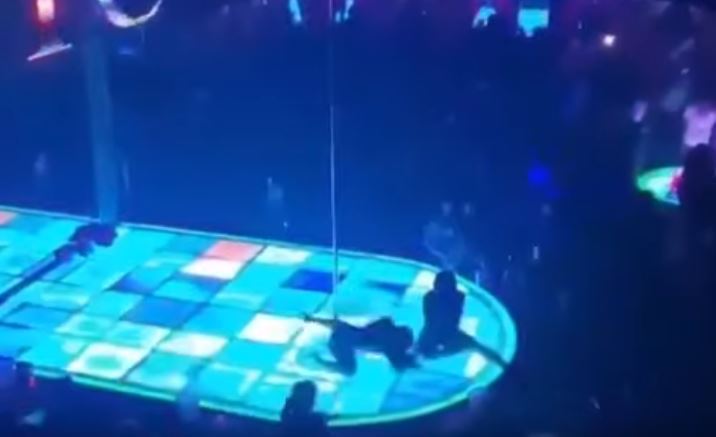 Imaginea articolului VIDEO: Momentul înfricoşător când o dansatoare la bară cade de la 6 metri înălţime, într-un club pentru adulţi