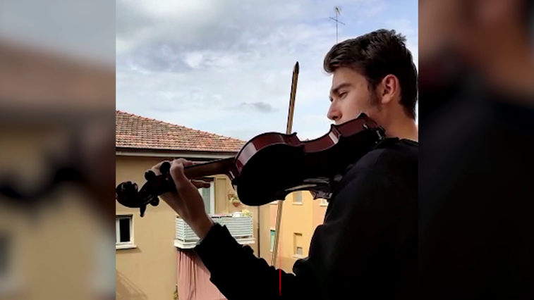 Imaginea articolului Un român din Verona a răspuns apelului italienilor la solidaritate. Le-a cântat vecinilor, la vioară, imnul României. VIDEO
