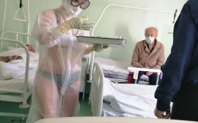 Imaginea articolului Asistentă medicală în costum de protecţie transparent. Conducerea spitalului a sancţionat-o, pacienţii au aplaudat-o. FOTO