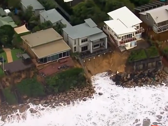 Imaginea articolului Valuri URIAŞE de 11 metri au lovit o coastă locuită de 7 milioane de persoane. Zeci de locuinţe luxoase, în pericol de colaps
