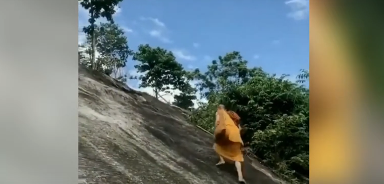 Imaginea articolului VIDEO spectaculos: Un călugăr budist urcă pe o stâncă abruptă în picioarele goale, fără frânghii