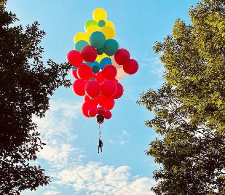 Imaginea articolului David Blaine va zbura „atârnat“ de baloane în prima cascadorie din ultimii 10 ani. Când şi unde poţi vedea live momentul