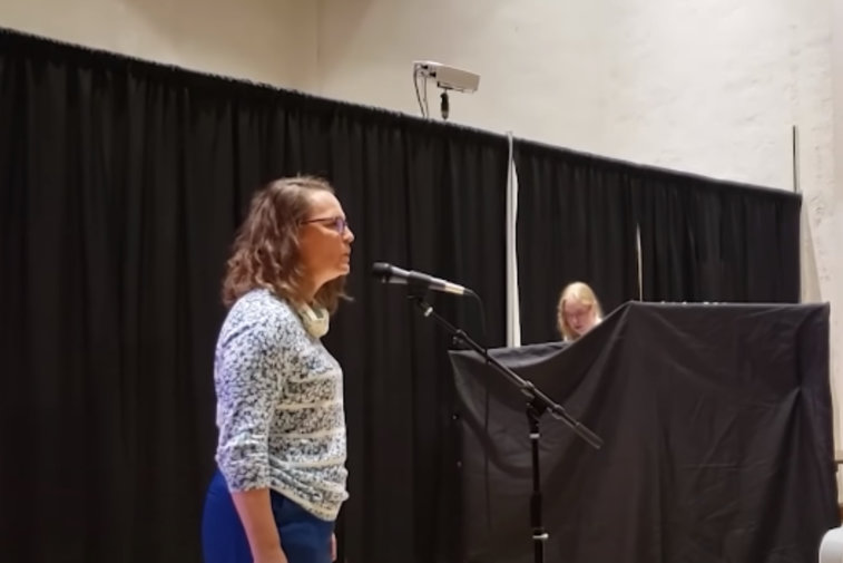 Imaginea articolului VIDEO Viteza umitoare cu care o femeie rosteşte 56 de cuvinte în sens invers. Pam Onnen a intrat în Cartea Recordurilor