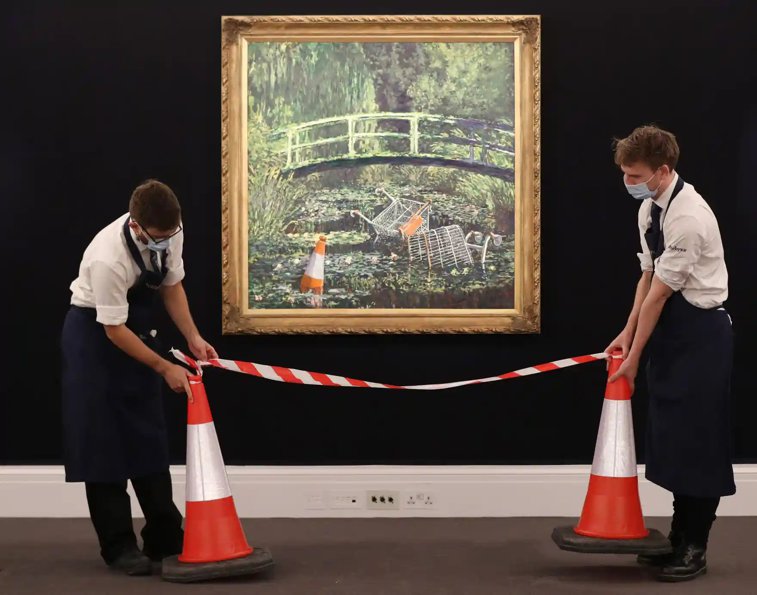 Imaginea articolului Banksy, show me the Monet! Pictura, reinterpretată sarcastic de celebrul artist stradal, scoasă la licitaţie