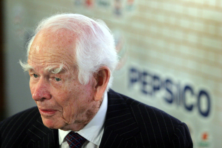 Imaginea articolului Donald Kendall, fostul CEO al PepsiCo, a murit la 99 de ani. În 2004, a fost premiat de Vladimir Putin cu „Medalia Prieteniei”