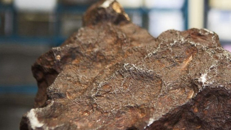 Imaginea articolului O piatră găsită de un puşti de 12 ani, folosită  9 ani ca opritor de uşă, valorează azi zeci de milioane de euro