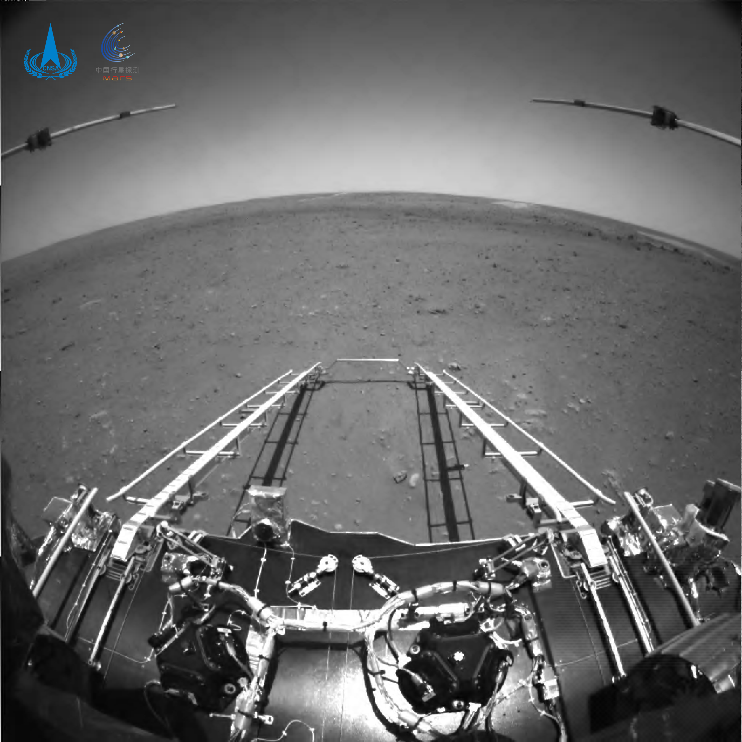 FOTO. Primele imagini realizate de roverul trimis de China pe Marte