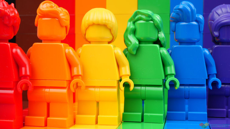 Imaginea articolului LEGO iese pe piaţă cu un set LGBTQ+