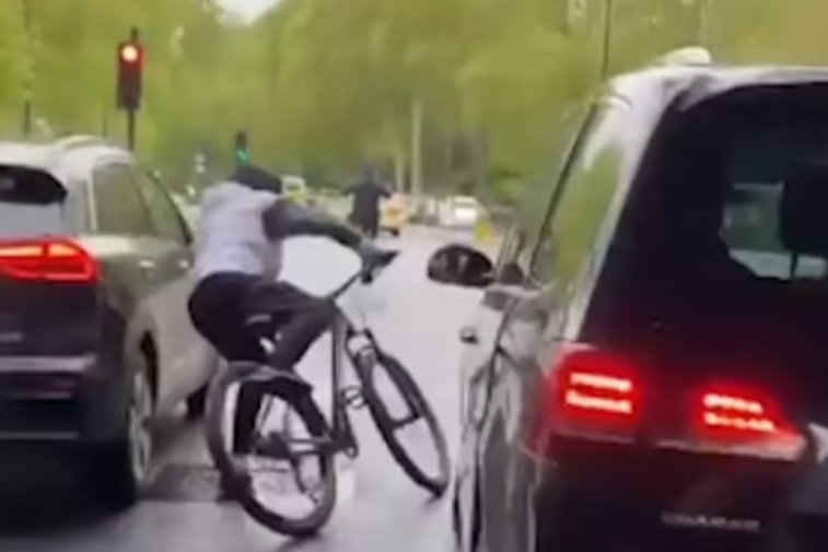 Imaginea articolului VIDEO: O clipă de neatenţie îl putea costa viaţa pe un biciclist. Câţiva milimetri l-au despărţit de roţile unei maşini