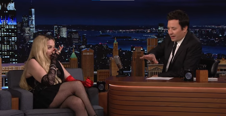 Imaginea articolului VIDEO. Madonna şi-a ridicat rochia, în direct, la Tonight Show. Reacţia lui Jimmy Fallon