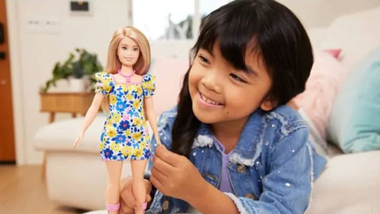 Imaginea articolului Barbie lansează prima sa păpuşă cu sindrom Down
