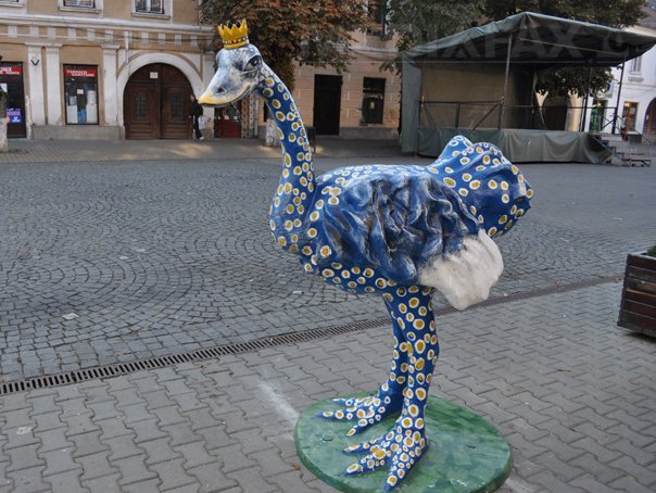 Imaginea articolului Struţul, mascota oraşului Bistriţa. Statuete colorate, pe străzile oraşului - FOTO