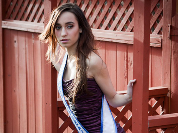 Imaginea articolului O adolescentă de 16 ani stabilită în Canada reprezintă România la Miss Teen 2012 - FOTO