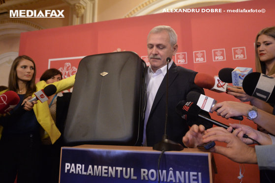 Imaginea articolului Ruling Party Leader Mocks #Teleormanleaks, Shows Up With Two Briefcases At Party Meeting