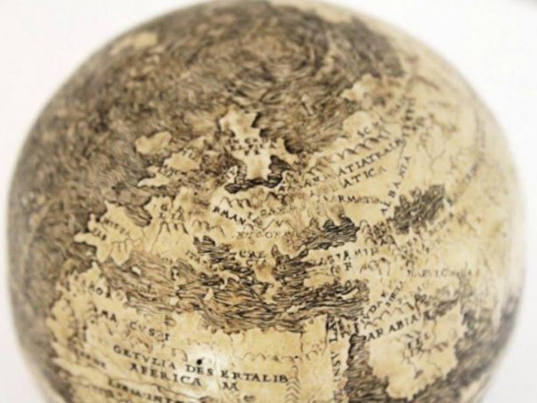 Imaginea articolului Cea mai veche hartă a Lumii Noi, încrustată pe cojile a două ouă de struţ - FOTO