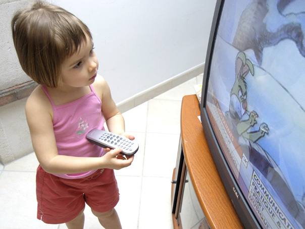 Imaginea articolului Copiii care petrec mult timp în faţa televizorului riscă să devină adulţi sedentari şi diabetici