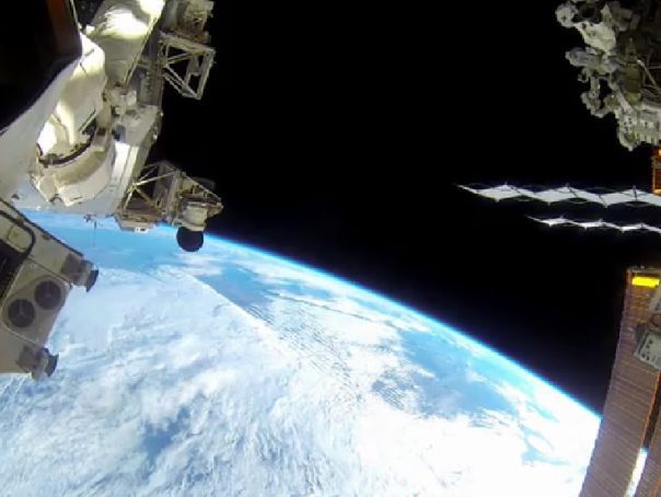 Imaginea articolului IMAGINI filmate cu o camera GoPro montată pe costumul unui astronaut, în timpul unei ieşiri în spaţiul cosmic - VIDEO