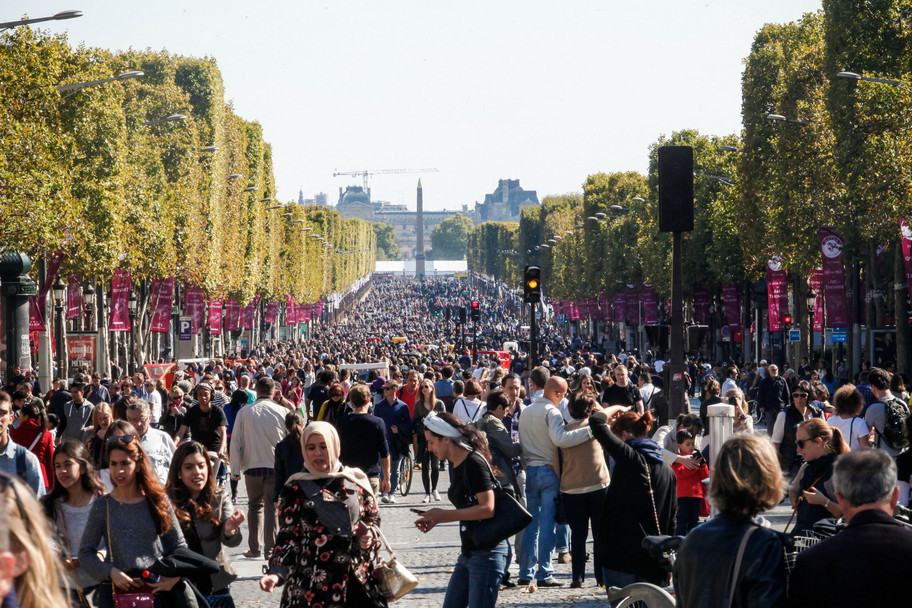 Cum a arătat centrul Parisului în ziua în care maşinile au fost interzise. Galerie FOTO 
