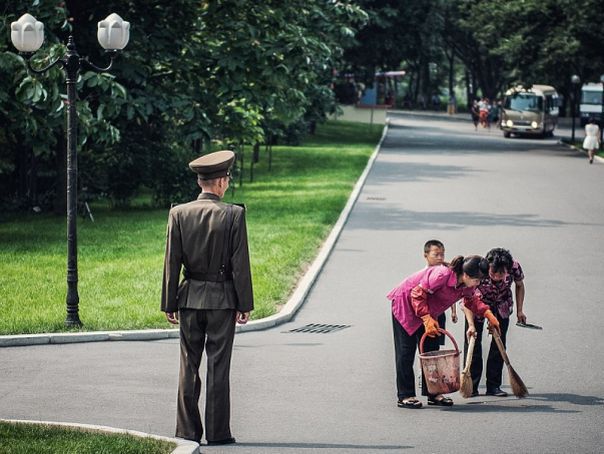 Coreea de Nord în imagini pe care Kim Jong-un nu le vrea publice: Străzi măturate sub supravegherea soldaţilor, chelneriţe acre şi oameni trişti. Galerie FOTO