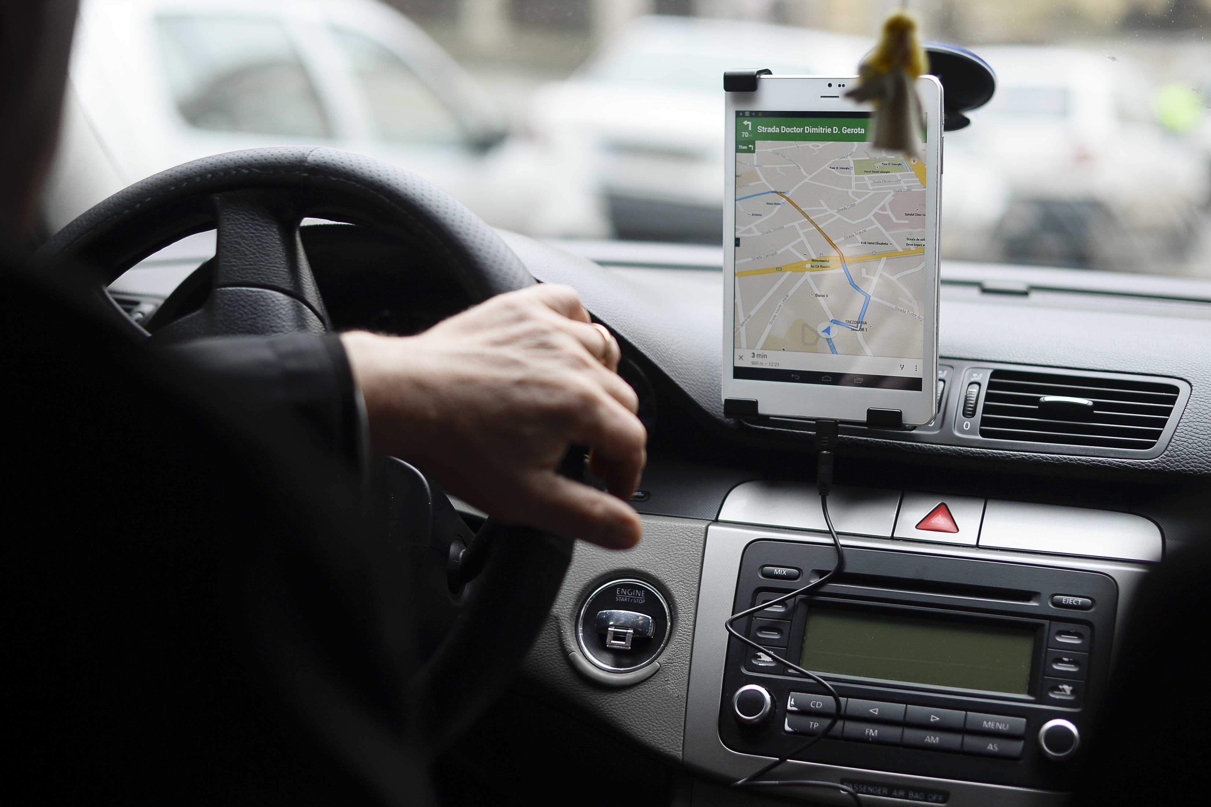 Şoferii serviciului UberEats vor salarii mai mari şi ameninţă că vor face grevă