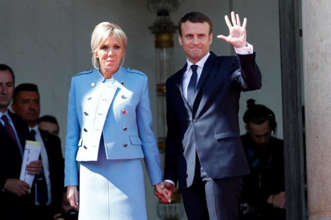 450 de euro: Atât a costat costumul pe care l-a purtat Emmanuel Macron la ceremonia de învestire în funcţia de preşedinte al statului francez. Ce vrea să demonstreze prin acest gest?