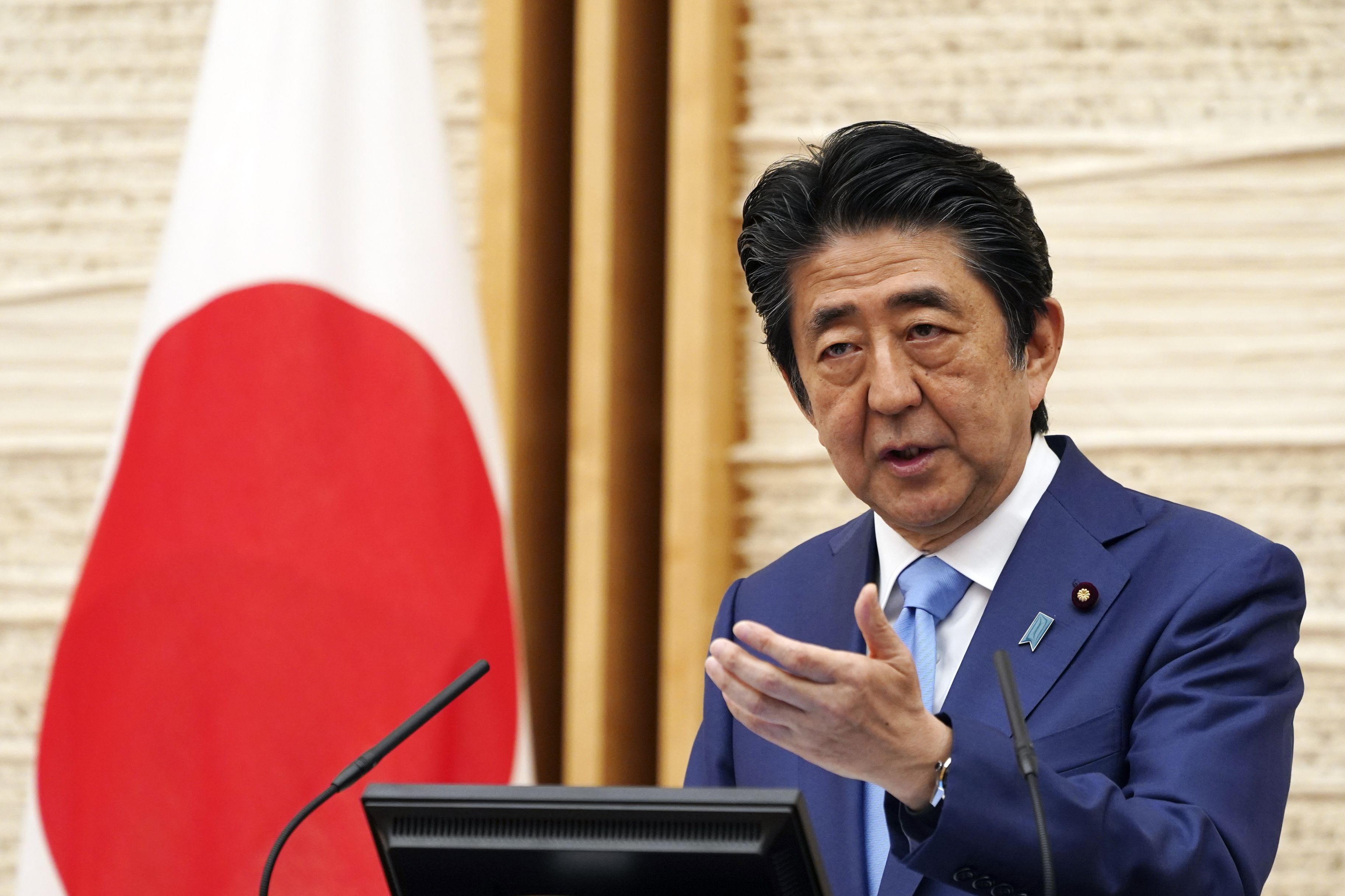 Shinzo Abe, cel mai longeviv premier al Japoniei, demisionează subit din cauza unor probleme de sănătate. Pieţele reacţionează dur, iar bursa din Tokyo scade cu peste 1,4% 