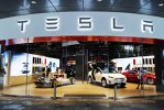 „Dacă veştile proaste vor continua să circule, mentalitatea de turmă va genera o serie masivă de vânzări”: Preţul acţiunilor Tesla ar putea scădea cu 5-10%