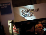 Criza nu loveşte băncile la fel. Goldman Sachs ajunge la profituri de 3,6 miliarde de dolari în T3, aproape dublu faţă de aceeaşi perioadă de anul trecut. Între timp, profiturile Bank of America au scăzut cu 16%, iar Wells Fargo a înregistrat un declin de 14%