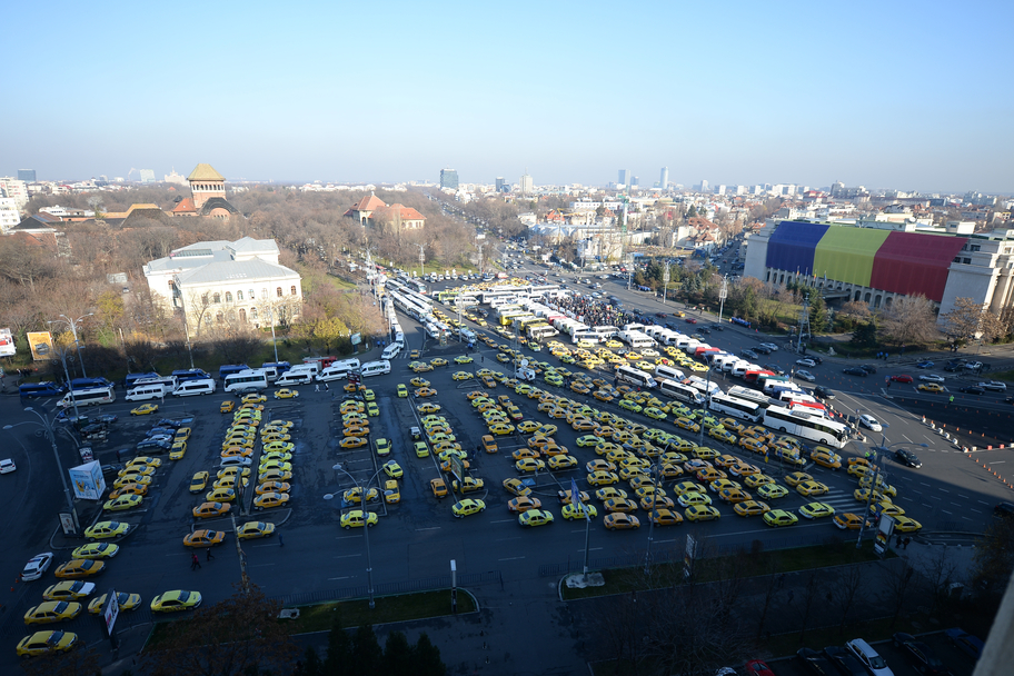 Bucureştiul, paralizat. ”Nici pe-aici nu se trece!” Lista restricţiilor de trafic din Capitală după ce mii de taxiuri, camioane şi autobuze au blocat cele mai importante artere