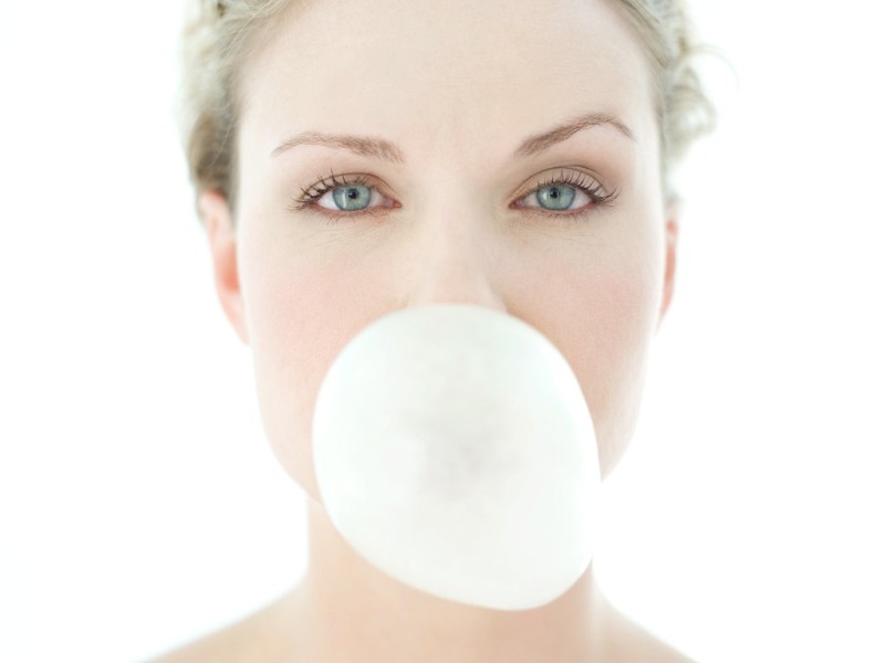 4 efecte mai puţin cunoscute ale banalei gume de mestecat