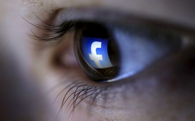 Copiii crescuţi pe Facebook. Părinţii români insistă să publice online imagini şi clipuri video cu urmaşii lor minori, deşi în fiecare minut sunt vândute 500 de poze cu copii în ipostaze cu caracter sexual 
