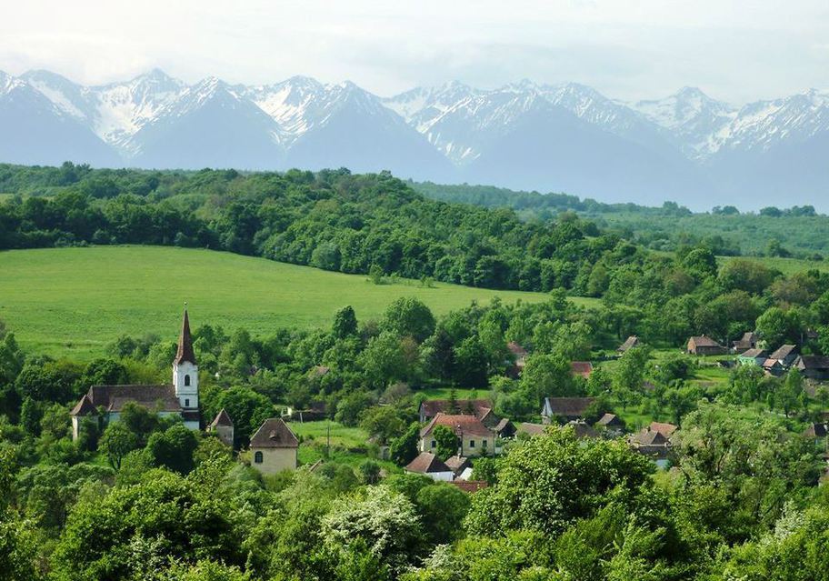 Satul românesc în care o casă costă cât un salariu mediu. Peisajul este minunat