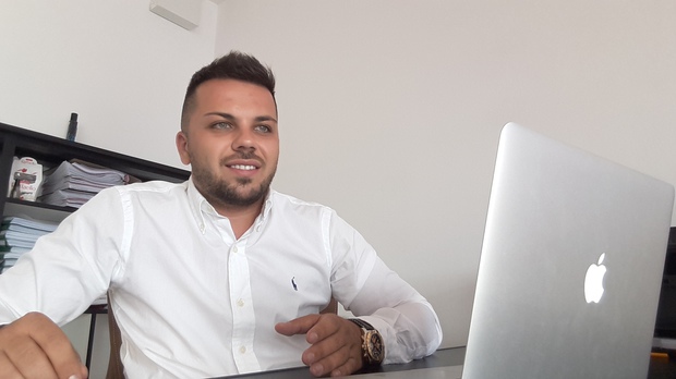 Povestea unui tânăr antreprenor de succes din România. Cum a pornit o afacere de la zero şi a ridicat-o la milioane de euro