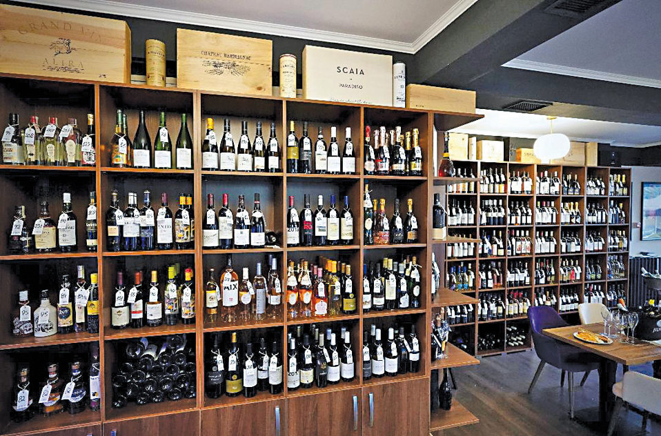Numărul locaţiilor de tip wine bar a crescut constant În ultimii cinci ani, remarcă cei doi fondatori ai Grapes, iar asta este o consecinţă a interesului manifestat pentru vin din partea consumatorilor.