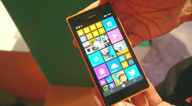 Microsoft lansează Lumia 730, un smartphone dedicat amatorilor selfie-uri şi apeluri video Skype