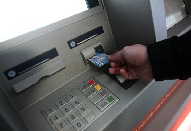 Nouă metodă de furat datele de pe cardul de credit, direct de la intrarea în sediul băncii