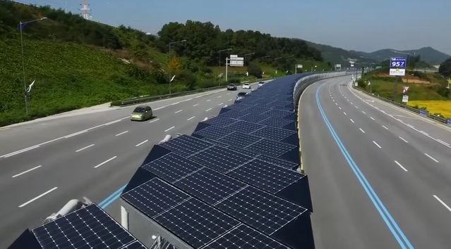 S-a dat în folosinţă prima autostradă ˝verde˝, cu pistă pentru biciclişti şi panouri solare pentru umbră
