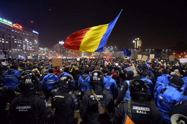 A patra zi de proteste: Peste 100.000 de oameni au protestat în faţa Guvernului.  60.000 de oameni în stradă la protestele de la Sibiu, Cluj şi Braşov şi peste 20.000 la Timişoara