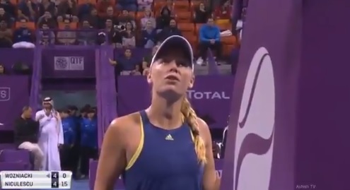 Momentul anului în tenis: Wozniacki, scoasă din minţi la meciul cu Niculescu. Daneza s-a certat cu arbitrul, a ironizat-o pe Monica şi a făcut un gest controversat şi rar întâlnit în tenis. VIDEO