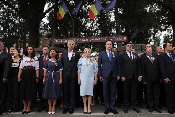 Premierul Viorica Dăncilă şi mai mulţi miniştri participă la sărbătorile naţionale de la Ţebea / FOTO