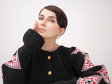 O lume întreagă fascinată de povestea Ami Amalia, un producător român de tricotaje care merge contra curentului şi se luptă singur cot la cot cu marile branduri de fashion. Povestea brandului fondat de Amalia Săftoiu a ajuns în topul celor mai citite ştir